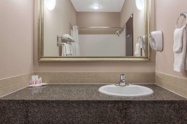 Ramada By Wyndham Brooks photo 10