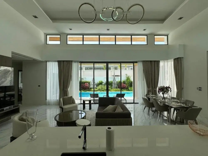 Breeze Villa with maid by Lofty