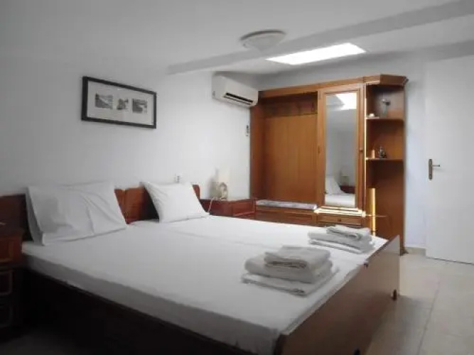Leonidas Apartments