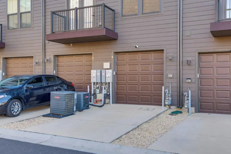 Townhome at Laurel Park: Modern & Spacious Getaway