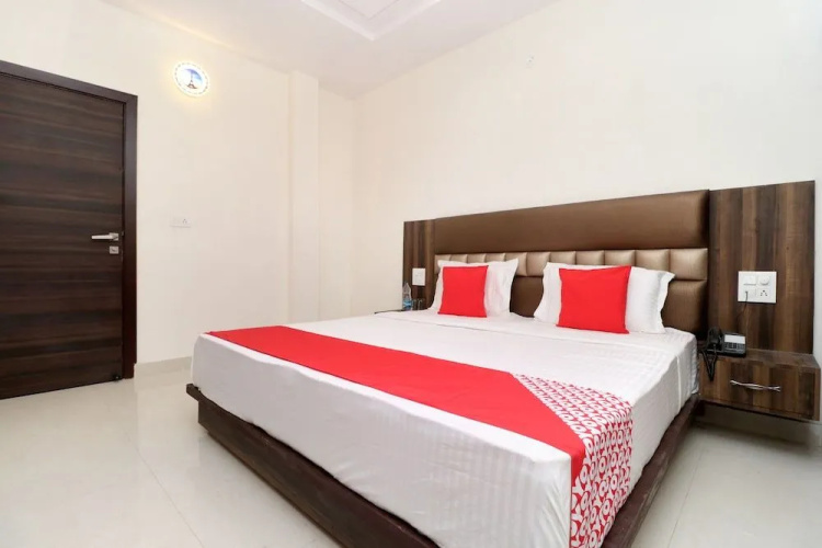 OYO 66329 Hotel Bms Pride