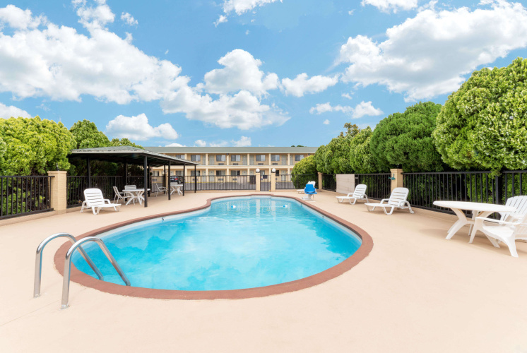 Days Inn by Wyndham Fairmont photo 12