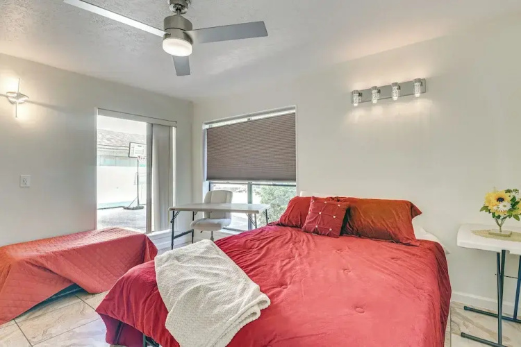 Shop & Explore: Duplex Unit 8 Mi to NRG Stadium!