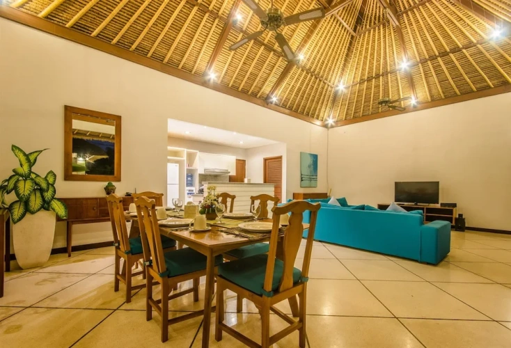 6 Bedrooms Villa
