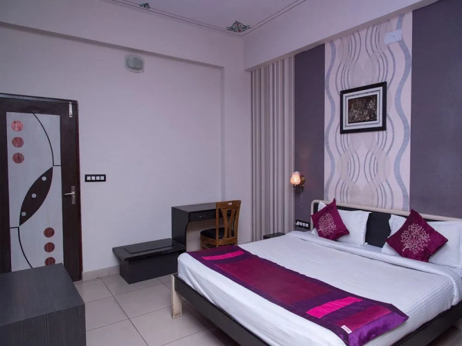 OYO 11716 Hotel Everest