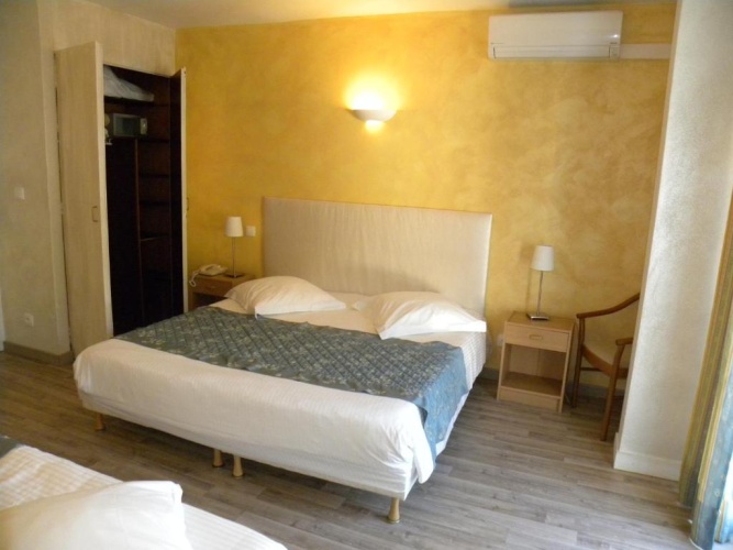 Standard Triple room with land view