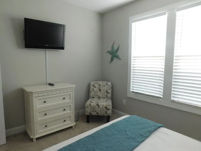 #2209 2 Bedroom Cottage by RedAwning