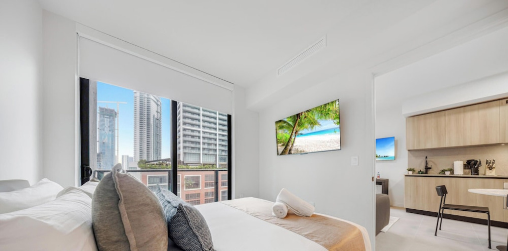 Sleek 1-BR & Den in Central Downtown