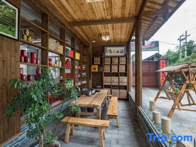 Wuyishan Xishuirenjia (Jiuquxi Wharf Store)