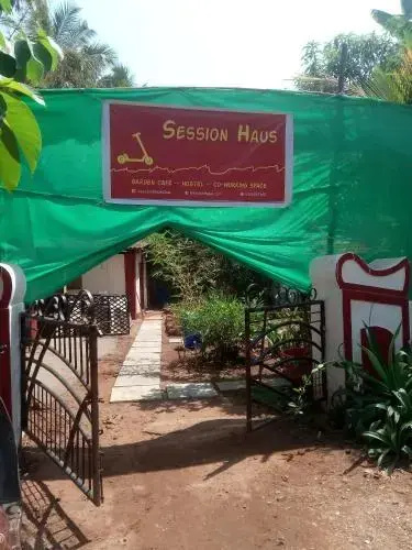 Session Haus Hostel