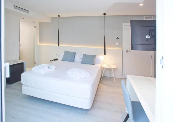 Deluxe Double room with balcony and with partial sea view
