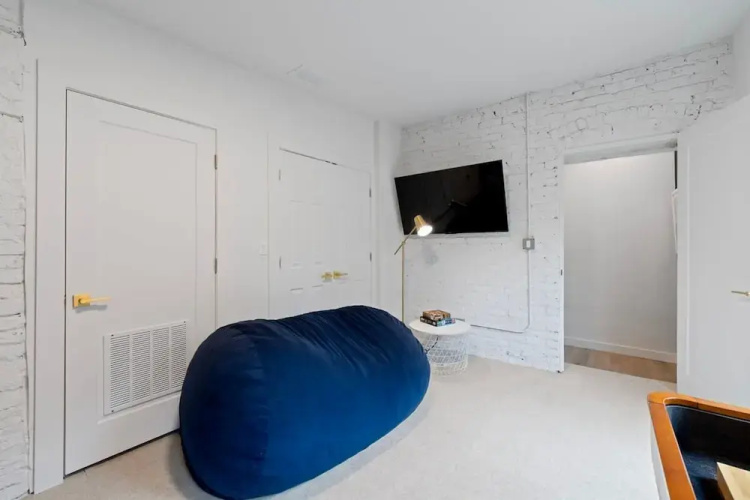 Chic 4-bedroom Haven Designer s Dream Home