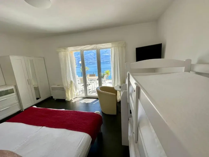 Standard Triple room with lake view