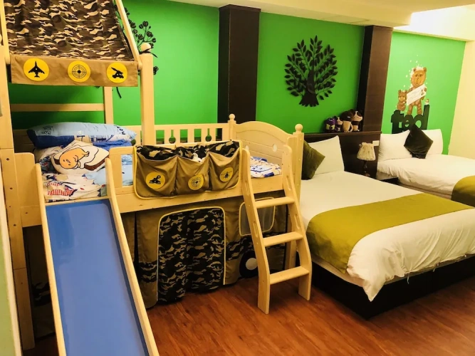 Standard Quadruple room with city view