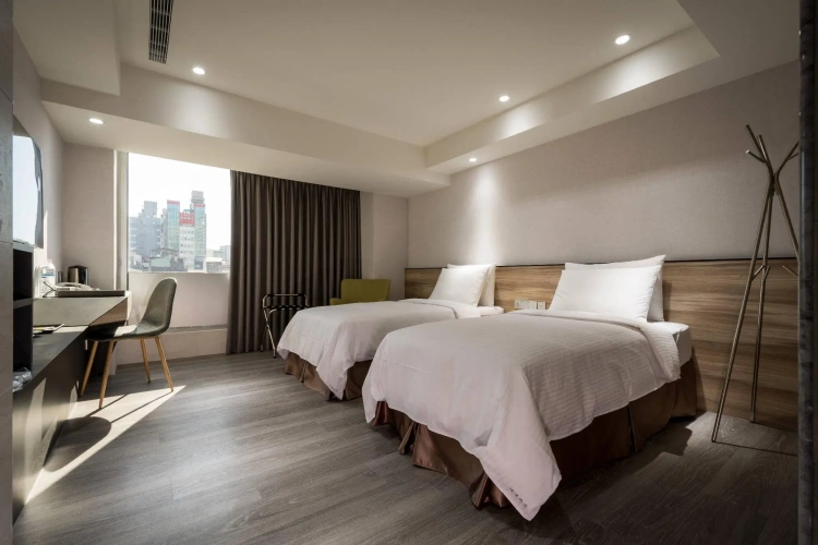 Standard Twin room with park view