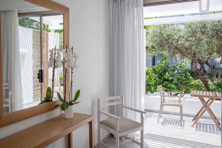 Standard Triple room with garden view