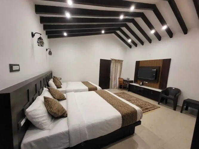 Luxury Quadruple room with balcony and with courtyard view