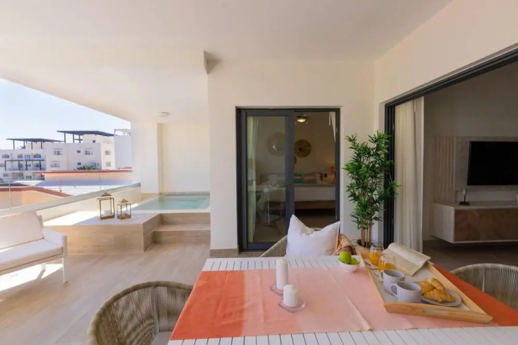 Amazing Condo With Picuzzi Steps From the Beach