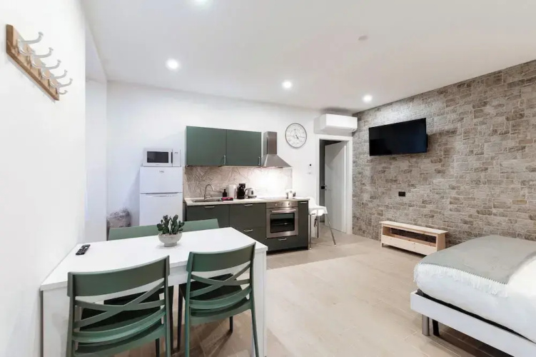 Victoria Studio 1