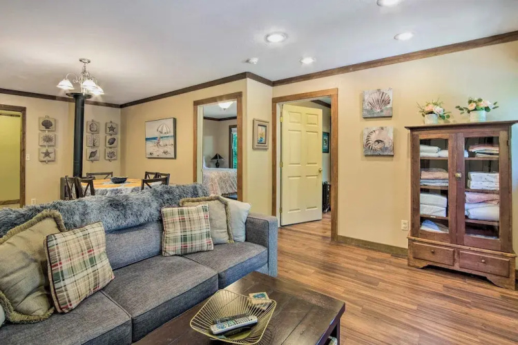 Coos Bay Cottage w/ Fireplace & BBQ Patio!
