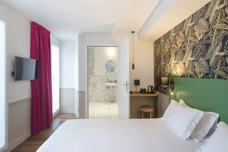 Deluxe Double room with balcony and with courtyard view