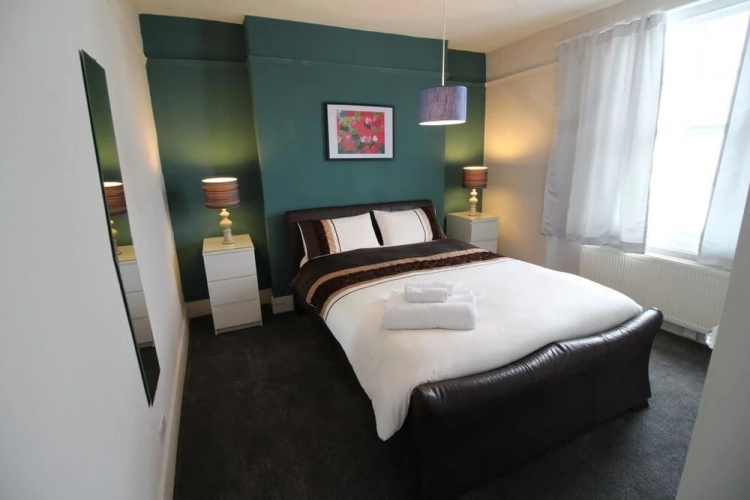 Kensington 3 Bed 2 Bath Apartment