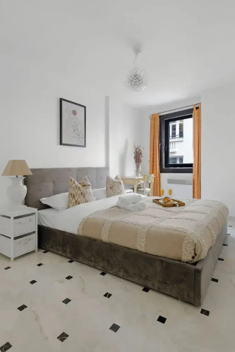 Stylish 2BR for 6 by Champs-Elysees