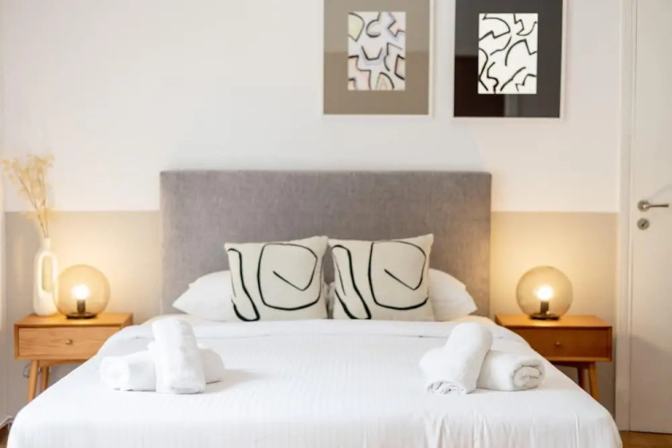 Spacious High-ceiling 2-bedroom by Acropolis Museum