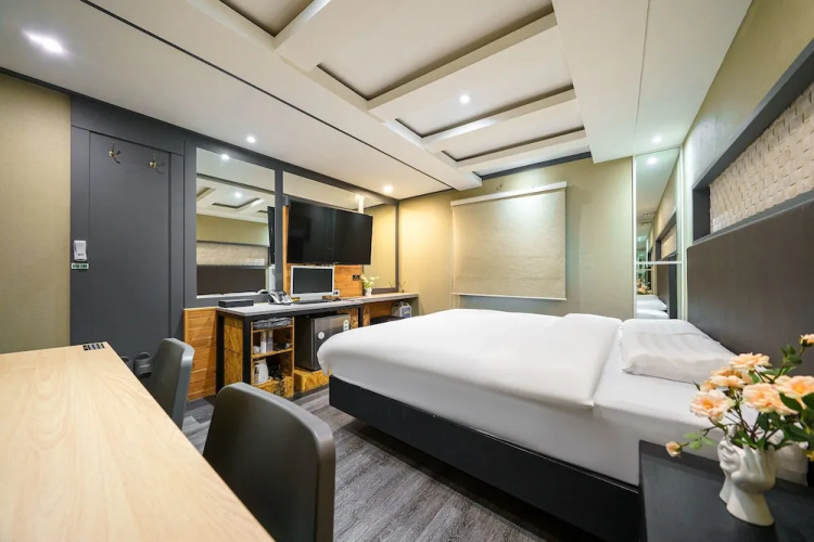27 Hotel