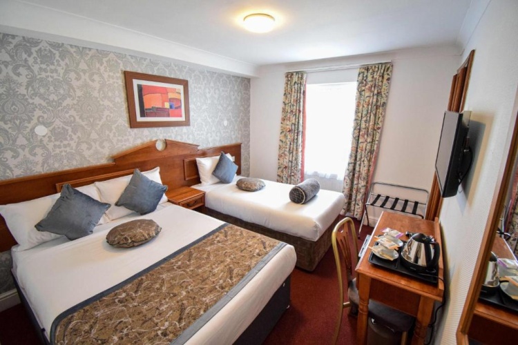 Standard Triple room