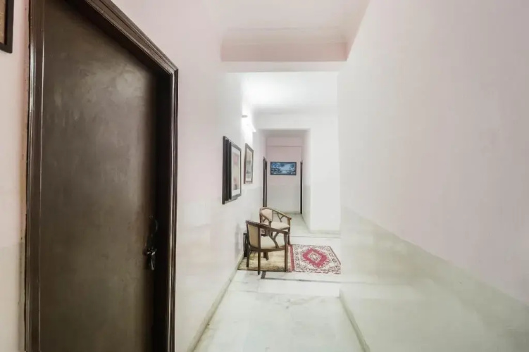 OYO 48902 The White Villa