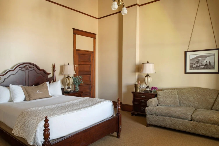 Sacajawea Hotel