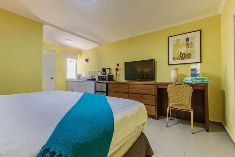 King Size Bed Studio w Pool Close to Beaches