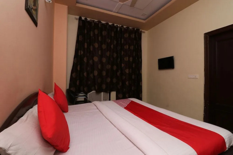 Oyo 30740 Hotel Gurudham Vrindavan