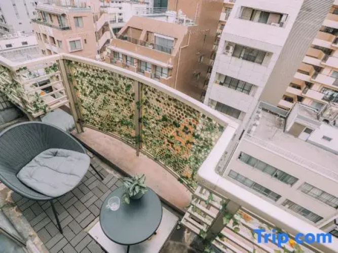 Minimalist Loft 99: Namba Compact Studio & 24/7 Gym