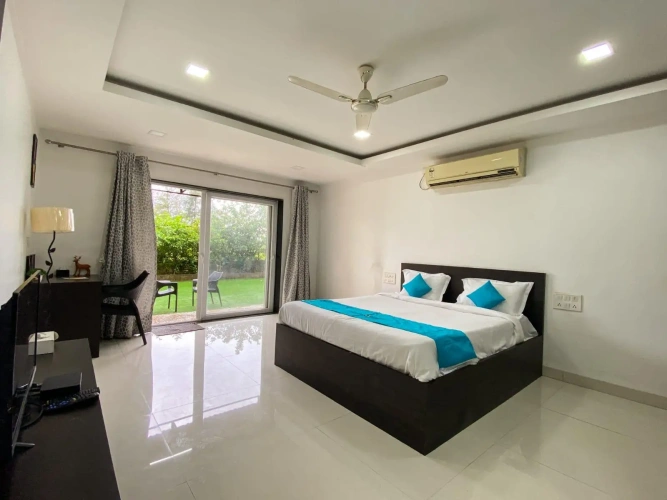 Superior Family room with garden view