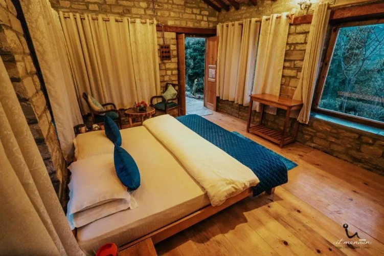 Standard room with mountain view