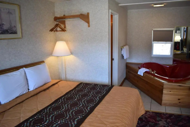 Pocono Night Lodge