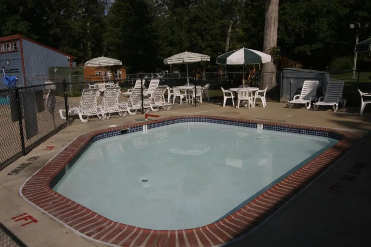 Williamsburg Camping Resort One Bedroom Loft Cabin 4
