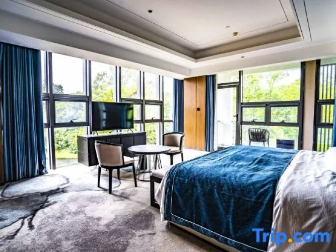Executive Suite with garden view