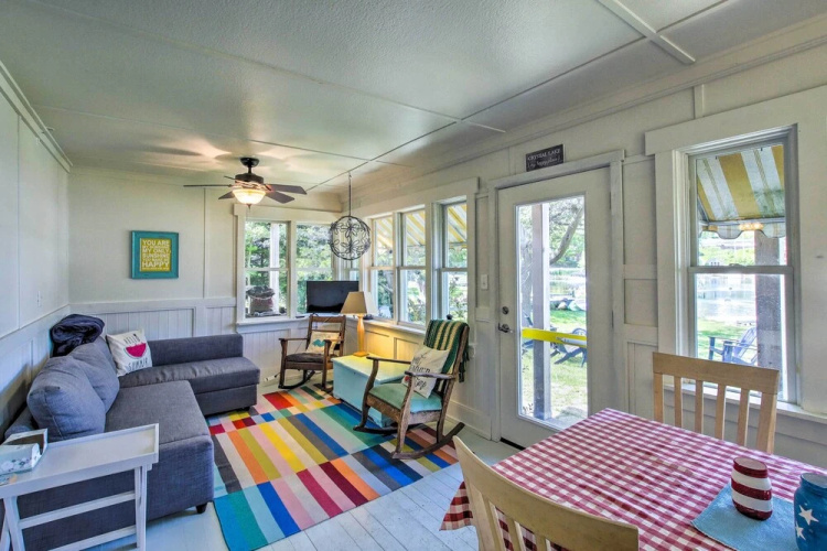 Crystal Lake Cottage: Kayaks & Fire Pit!