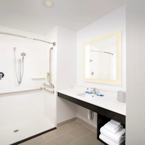 Holiday Inn Express & Suites North Brunswick