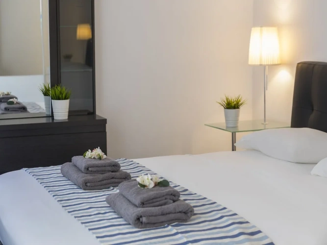 2 Bedrooms Apartment with balcony and with garden view