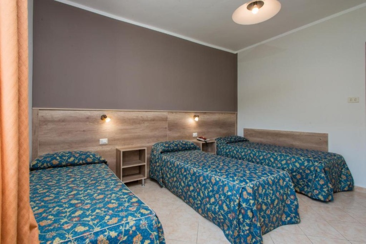 Standard Triple room