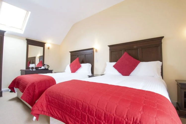 Nevins Newfield Inn