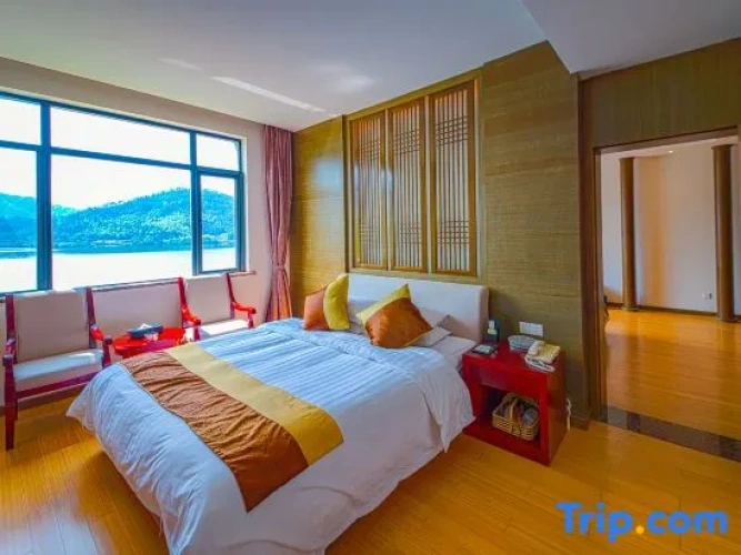 Family Suite with lake view
