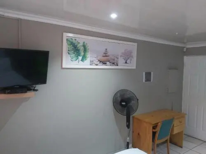 Hirondelle @ 45 Old Paarl