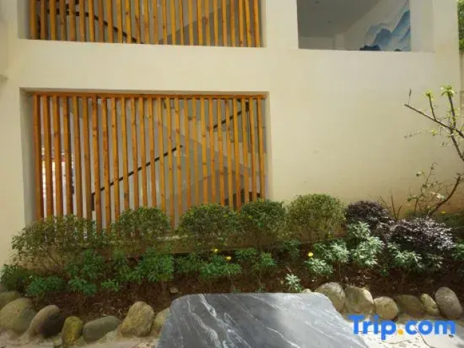 Ya'an Bifeng house