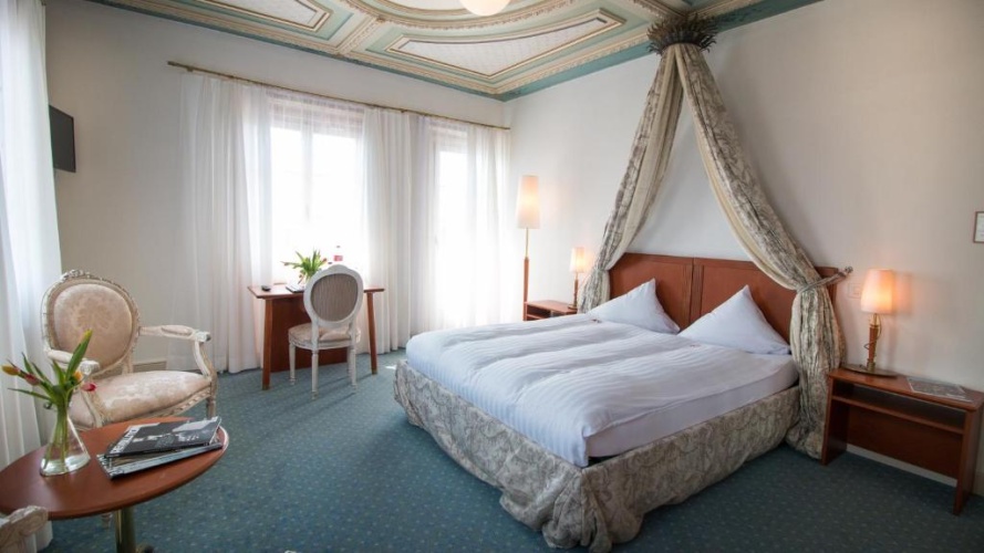 Standard Double room with lake view