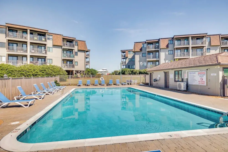 Steps to Sand! Condo w/ 2 Pools in Atlantic Beach